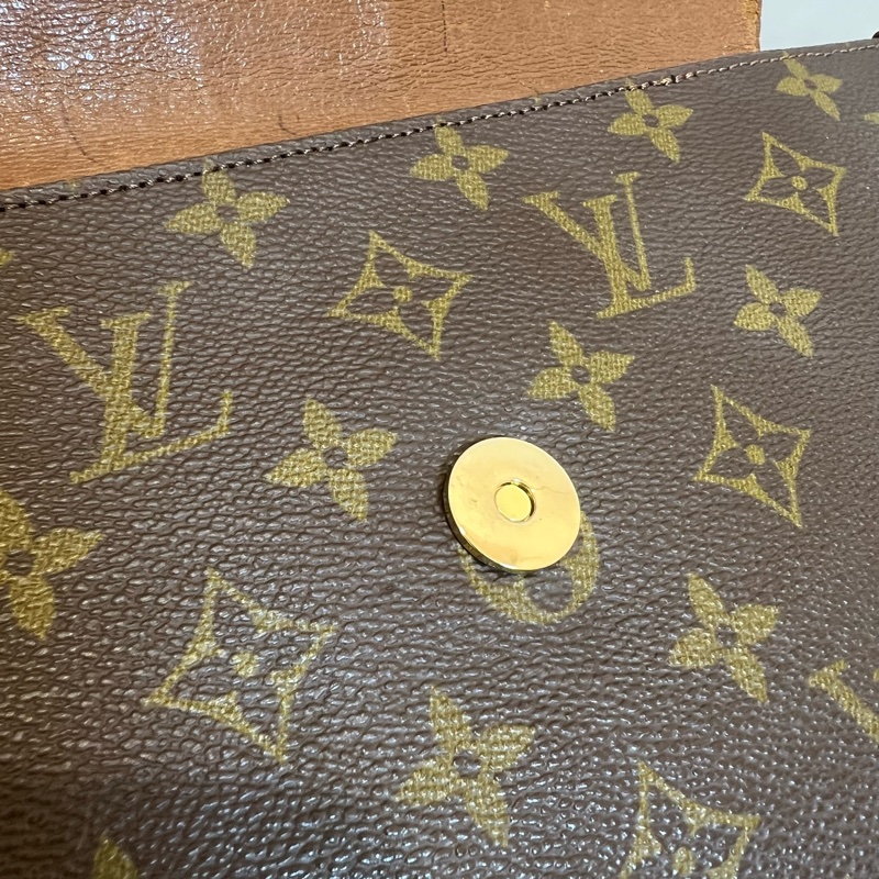 Lv 紅皮信封手拿包-18