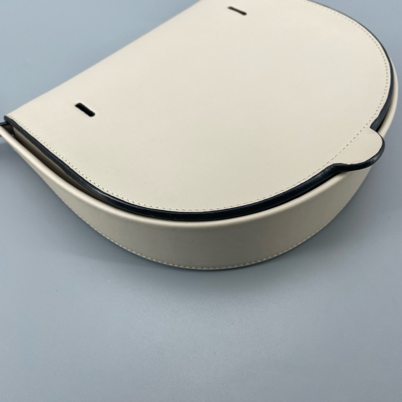 LOEWE 馬鞍包燕麥色 尺寸約18*15*4cm-3