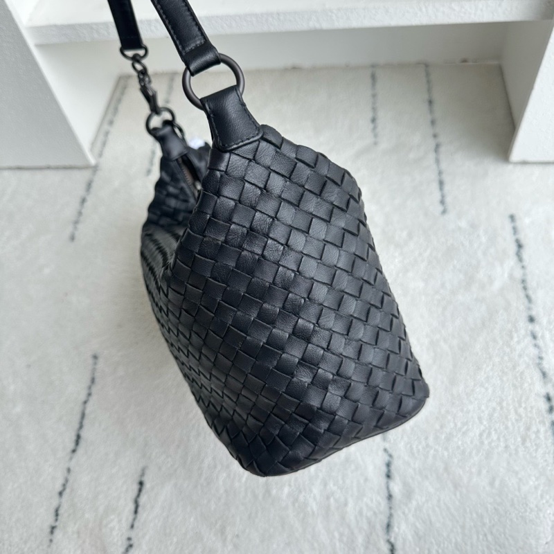 BV 葆蝶家編織黑色小號飯盒單肩包 尺寸約25×12×19cm-2