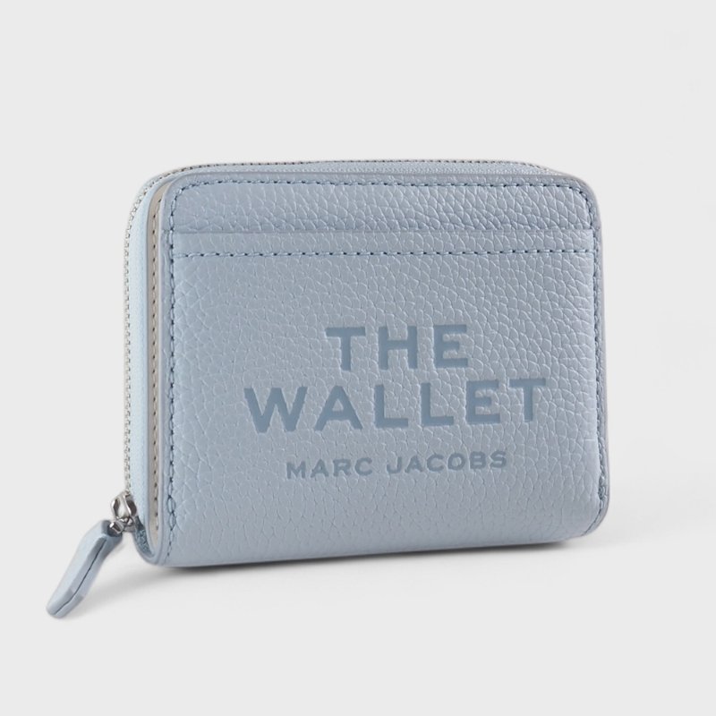 全新 MARC JACOBS 經典LOGO壓印輕奢皮革迷你短夾(柔霧藍 新款)-0