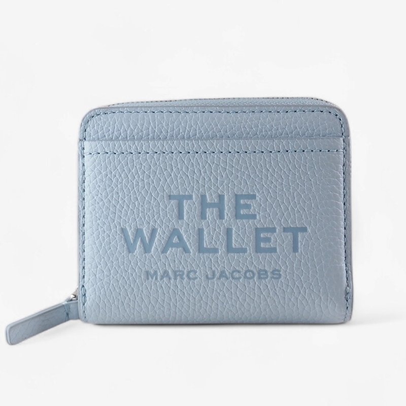 全新 MARC JACOBS 經典LOGO壓印輕奢皮革迷你短夾(柔霧藍 新款)-2