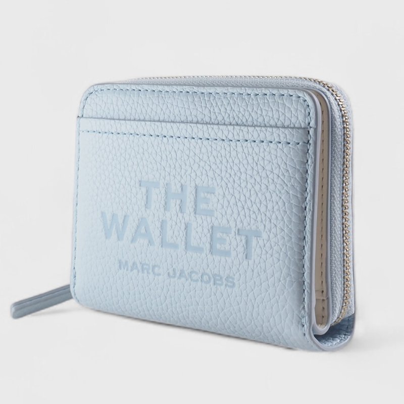 全新 MARC JACOBS 經典LOGO壓印輕奢皮革迷你短夾(柔霧藍 新款)-3