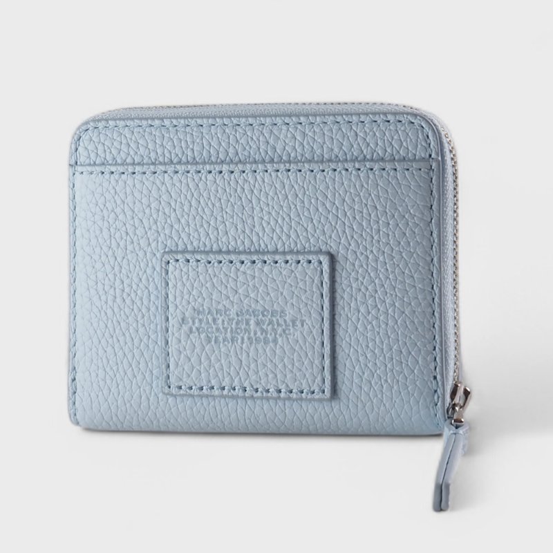 全新 MARC JACOBS 經典LOGO壓印輕奢皮革迷你短夾(柔霧藍 新款)-4