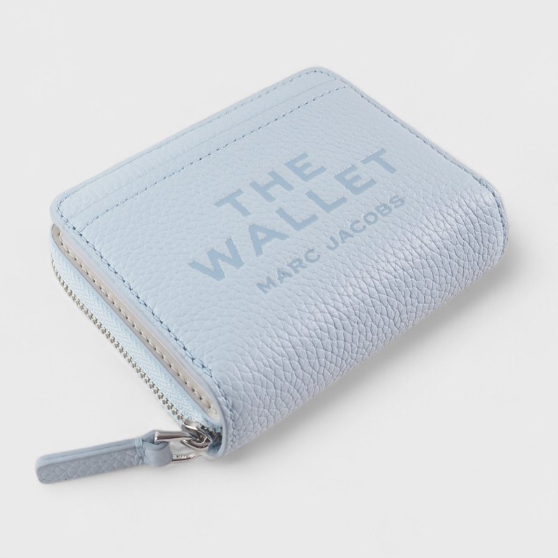 全新 MARC JACOBS 經典LOGO壓印輕奢皮革迷你短夾(柔霧藍 新款)-5