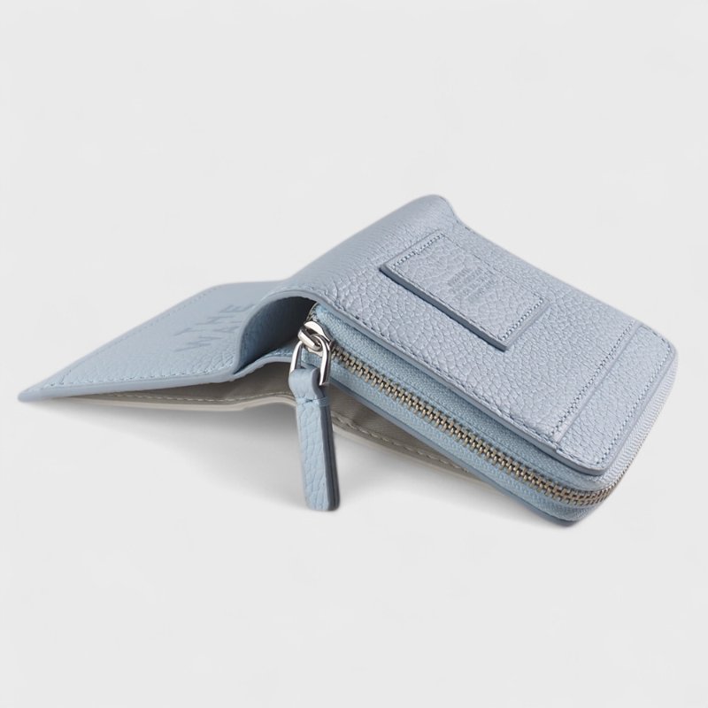 全新 MARC JACOBS 經典LOGO壓印輕奢皮革迷你短夾(柔霧藍 新款)-7