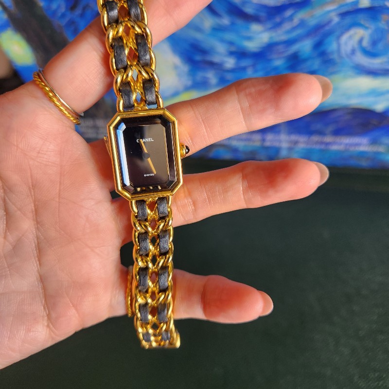 小香24k鍍金手錶 最好的M尺寸 五金亮晶晶 皮帶有氧化斷裂 去副廠一樣是真羊皮只要約6000多 所以甜價 金色部分沒什麼氧化-0