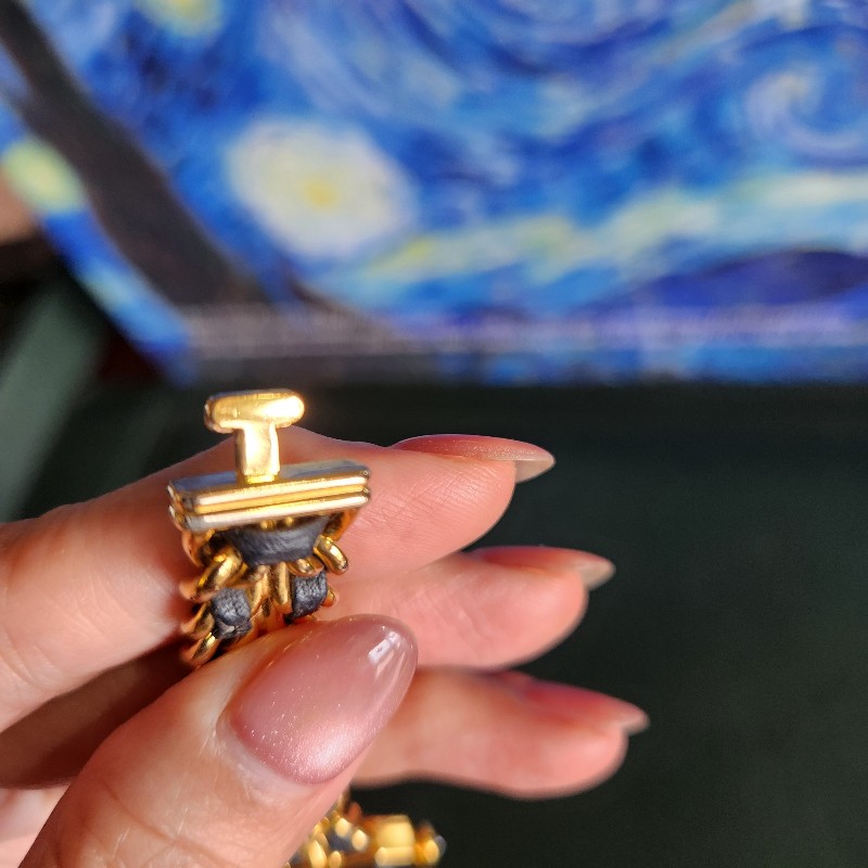 小香24k鍍金手錶 最好的M尺寸 五金亮晶晶 皮帶有氧化斷裂 去副廠一樣是真羊皮只要約6000多 所以甜價 金色部分沒什麼氧化-2