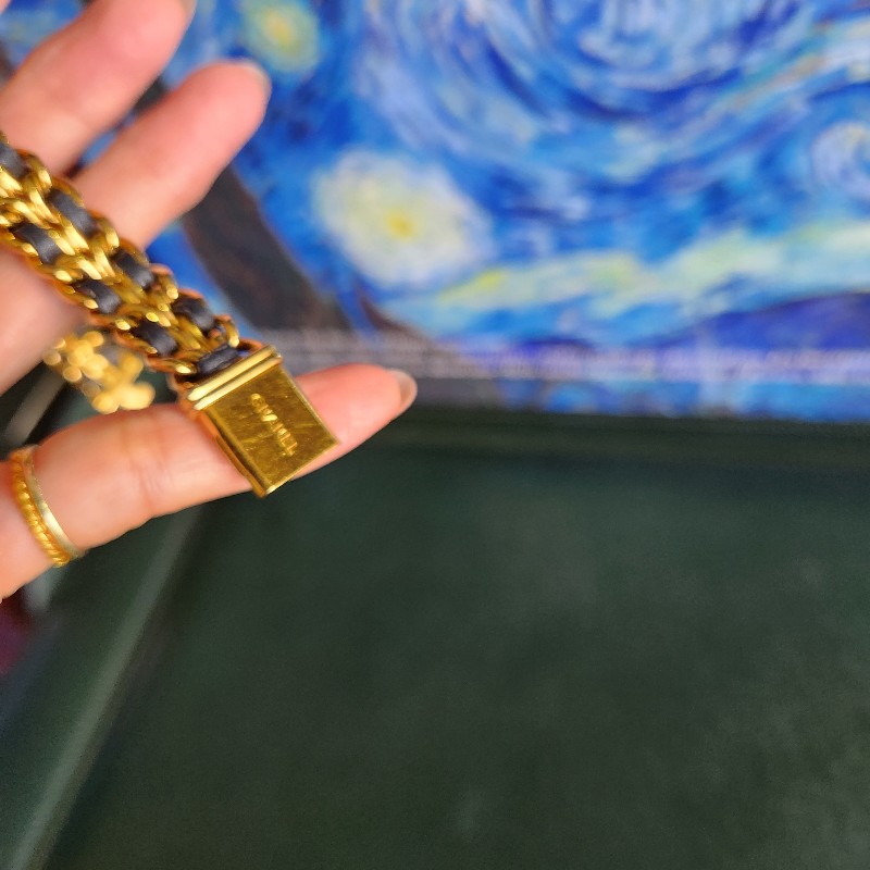 小香24k鍍金手錶 最好的M尺寸 五金亮晶晶 皮帶有氧化斷裂 去副廠一樣是真羊皮只要約6000多 所以甜價 金色部分沒什麼氧化-3