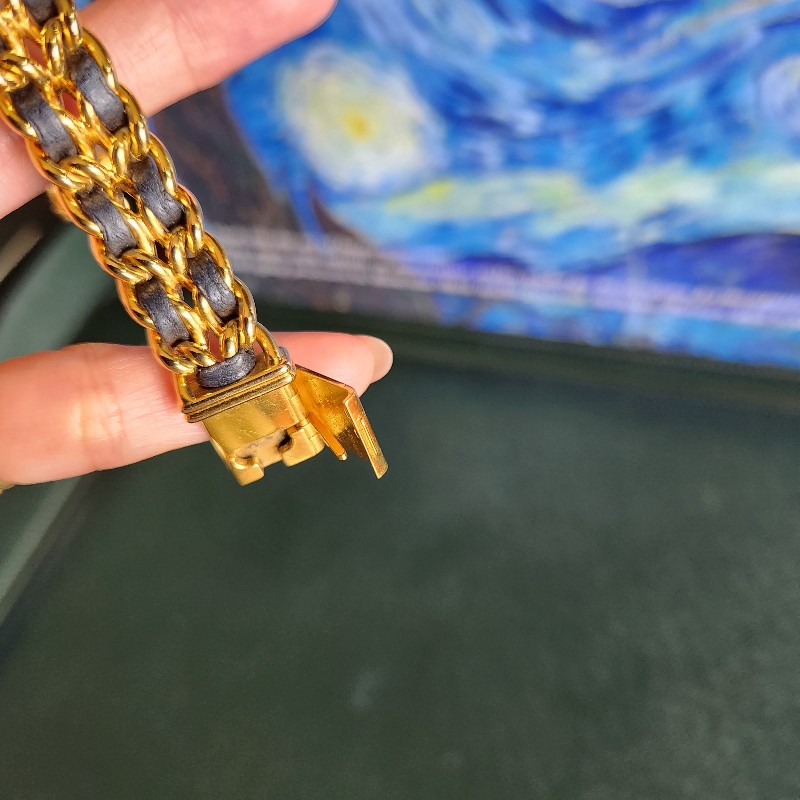 小香24k鍍金手錶 最好的M尺寸 五金亮晶晶 皮帶有氧化斷裂 去副廠一樣是真羊皮只要約6000多 所以甜價 金色部分沒什麼氧化-4