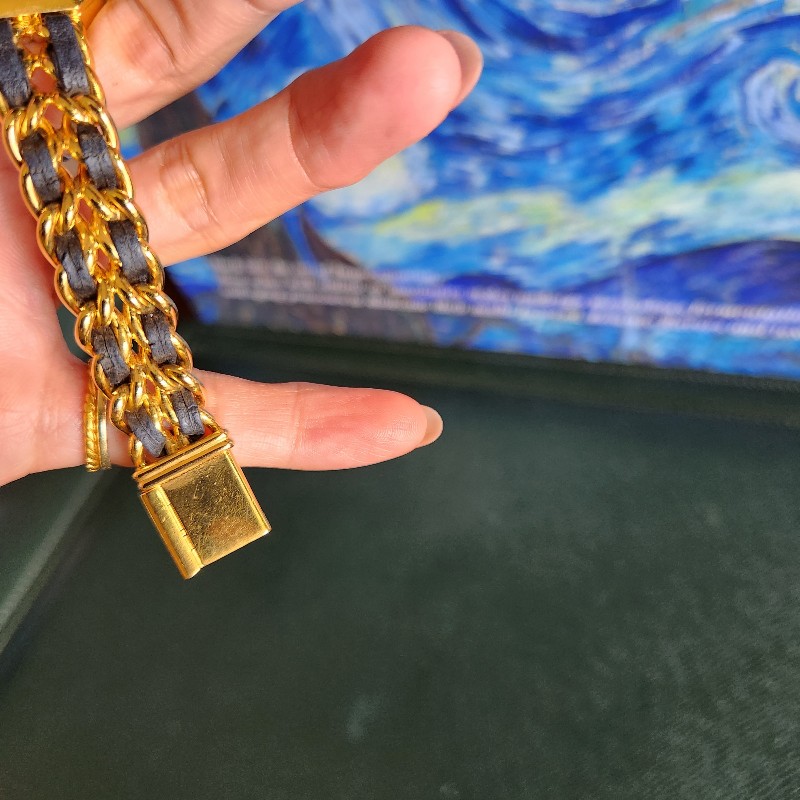 小香24k鍍金手錶 最好的M尺寸 五金亮晶晶 皮帶有氧化斷裂 去副廠一樣是真羊皮只要約6000多 所以甜價 金色部分沒什麼氧化-5