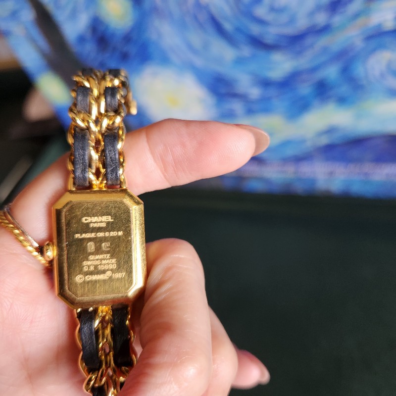 小香24k鍍金手錶 最好的M尺寸 五金亮晶晶 皮帶有氧化斷裂 去副廠一樣是真羊皮只要約6000多 所以甜價 金色部分沒什麼氧化-6