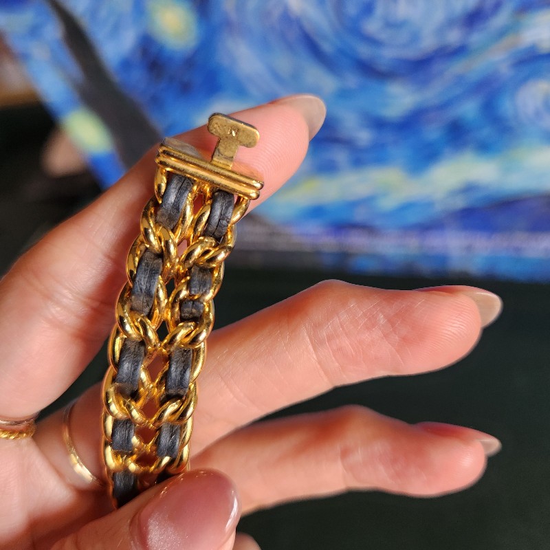 小香24k鍍金手錶 最好的M尺寸 五金亮晶晶 皮帶有氧化斷裂 去副廠一樣是真羊皮只要約6000多 所以甜價 金色部分沒什麼氧化-7