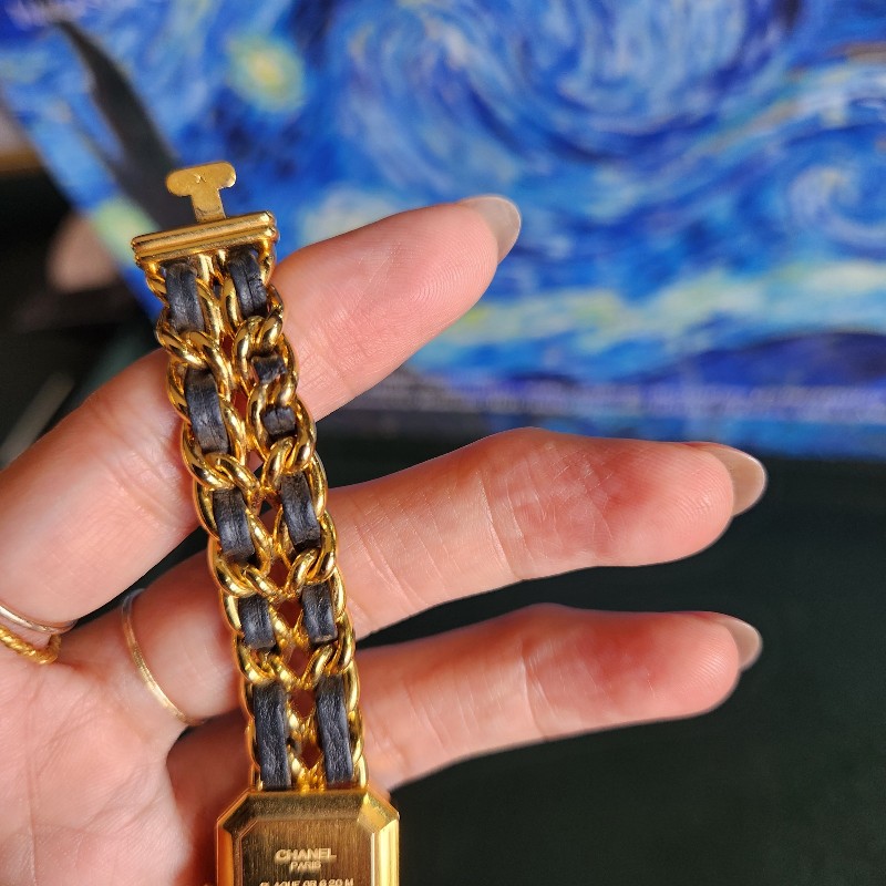 小香24k鍍金手錶 最好的M尺寸 五金亮晶晶 皮帶有氧化斷裂 去副廠一樣是真羊皮只要約6000多 所以甜價 金色部分沒什麼氧化-8