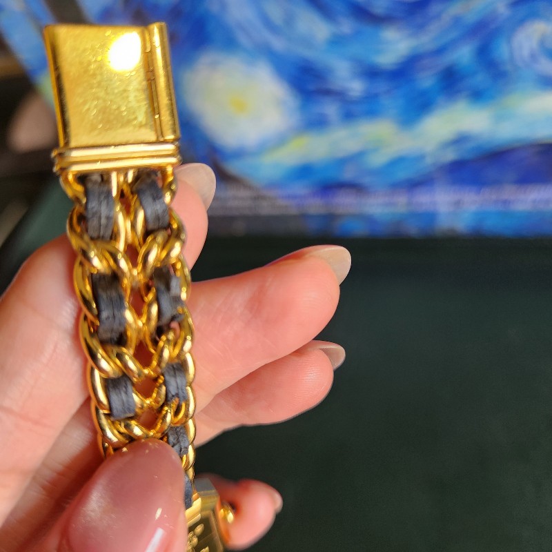 小香24k鍍金手錶 最好的M尺寸 五金亮晶晶 皮帶有氧化斷裂 去副廠一樣是真羊皮只要約6000多 所以甜價 金色部分沒什麼氧化-10