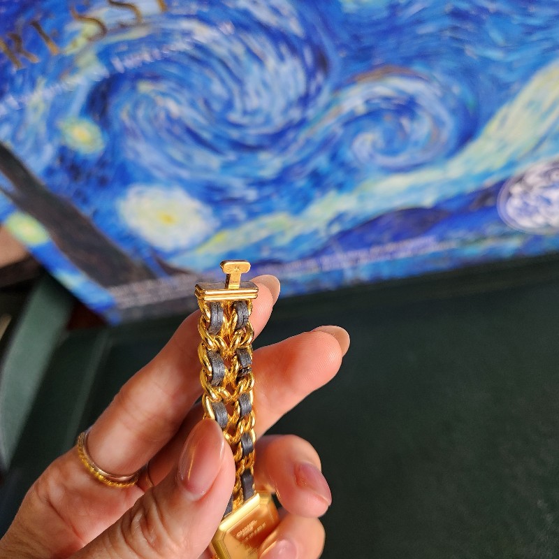 小香24k鍍金手錶 最好的M尺寸 五金亮晶晶 皮帶有氧化斷裂 去副廠一樣是真羊皮只要約6000多 所以甜價 金色部分沒什麼氧化-11