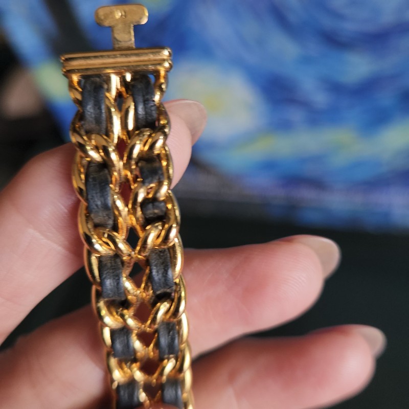 小香24k鍍金手錶 最好的M尺寸 五金亮晶晶 皮帶有氧化斷裂 去副廠一樣是真羊皮只要約6000多 所以甜價 金色部分沒什麼氧化-12