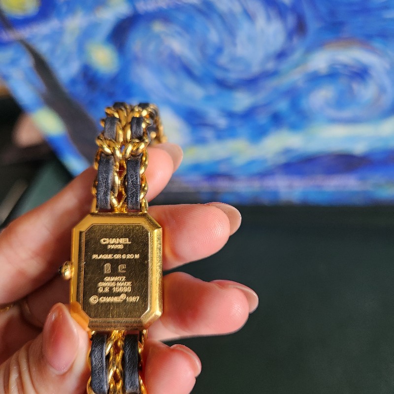 小香24k鍍金手錶 最好的M尺寸 五金亮晶晶 皮帶有氧化斷裂 去副廠一樣是真羊皮只要約6000多 所以甜價 金色部分沒什麼氧化-13