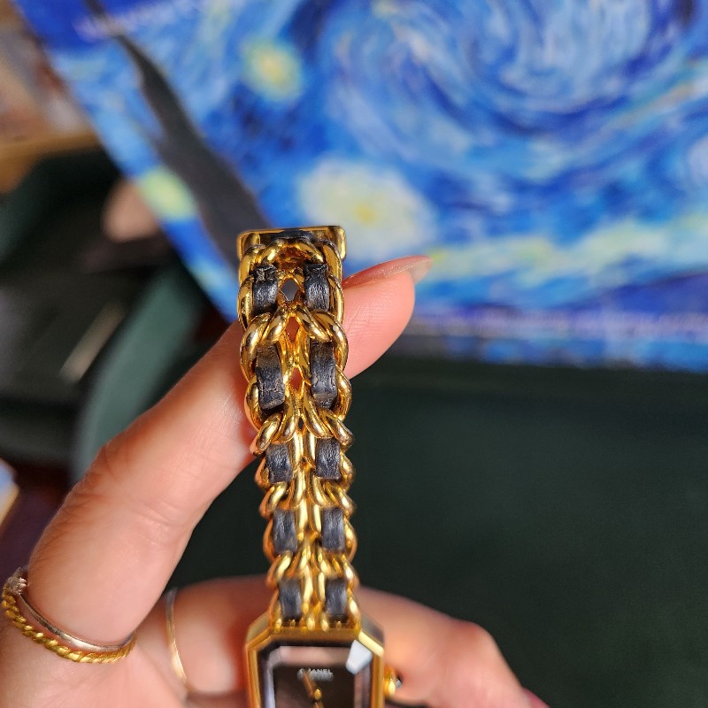 小香24k鍍金手錶 最好的M尺寸 五金亮晶晶 皮帶有氧化斷裂 去副廠一樣是真羊皮只要約6000多 所以甜價 金色部分沒什麼氧化-16