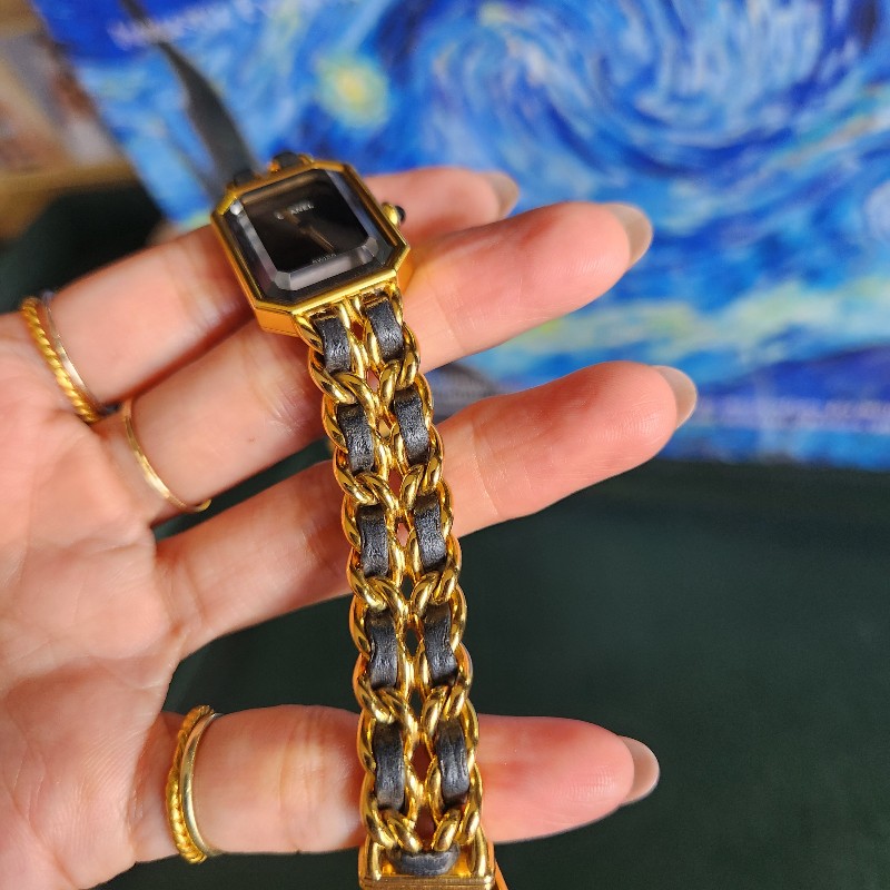 小香24k鍍金手錶 最好的M尺寸 五金亮晶晶 皮帶有氧化斷裂 去副廠一樣是真羊皮只要約6000多 所以甜價 金色部分沒什麼氧化-17