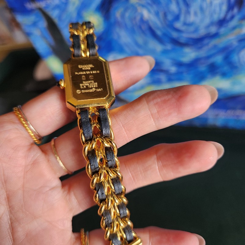 小香24k鍍金手錶 最好的M尺寸 五金亮晶晶 皮帶有氧化斷裂 去副廠一樣是真羊皮只要約6000多 所以甜價 金色部分沒什麼氧化-18