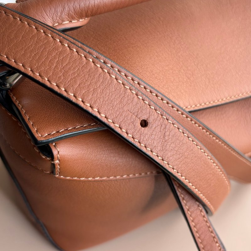 ::LOEWE:: PUZZLE小型 焦糖色 小牛皮 Puzzle 包款 肩背包 手提包 斜背包-11