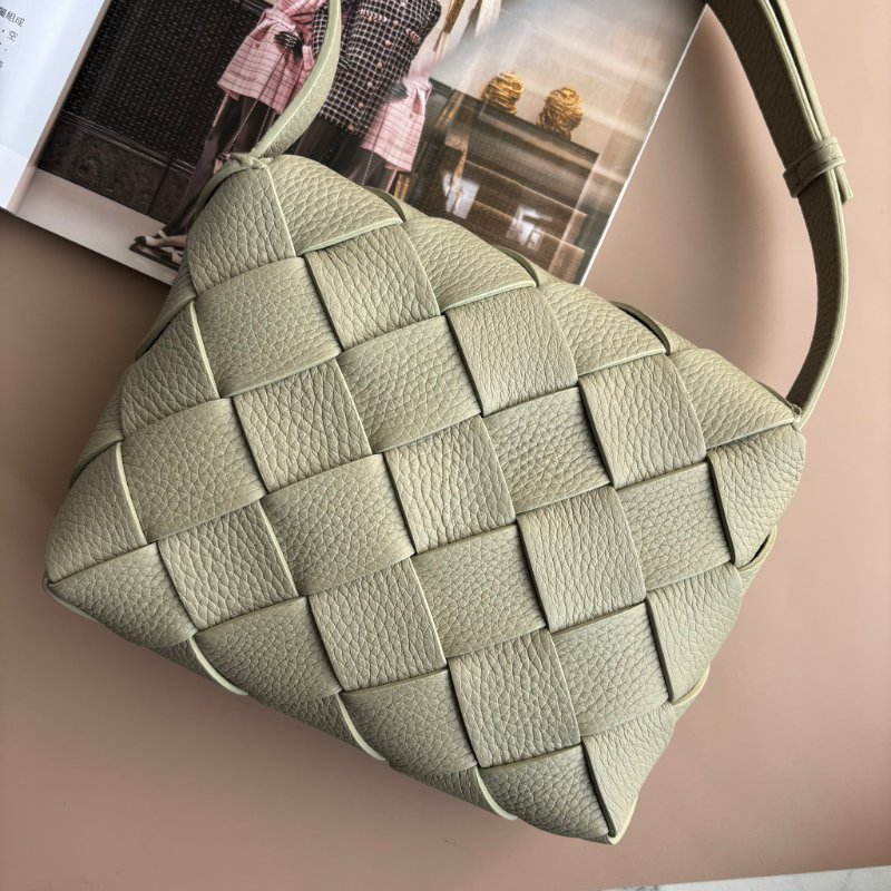 ::Bottega Veneta:: Diago 新款灰綠洞石色 編織斜背包-1