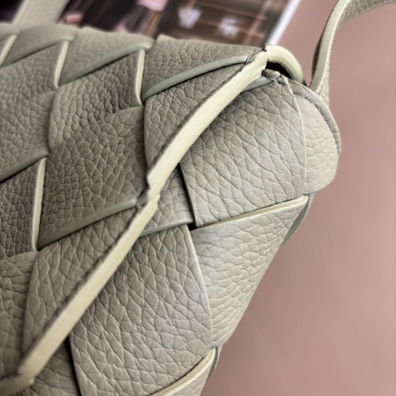 ::Bottega Veneta:: Diago 新款灰綠洞石色 編織斜背包-5