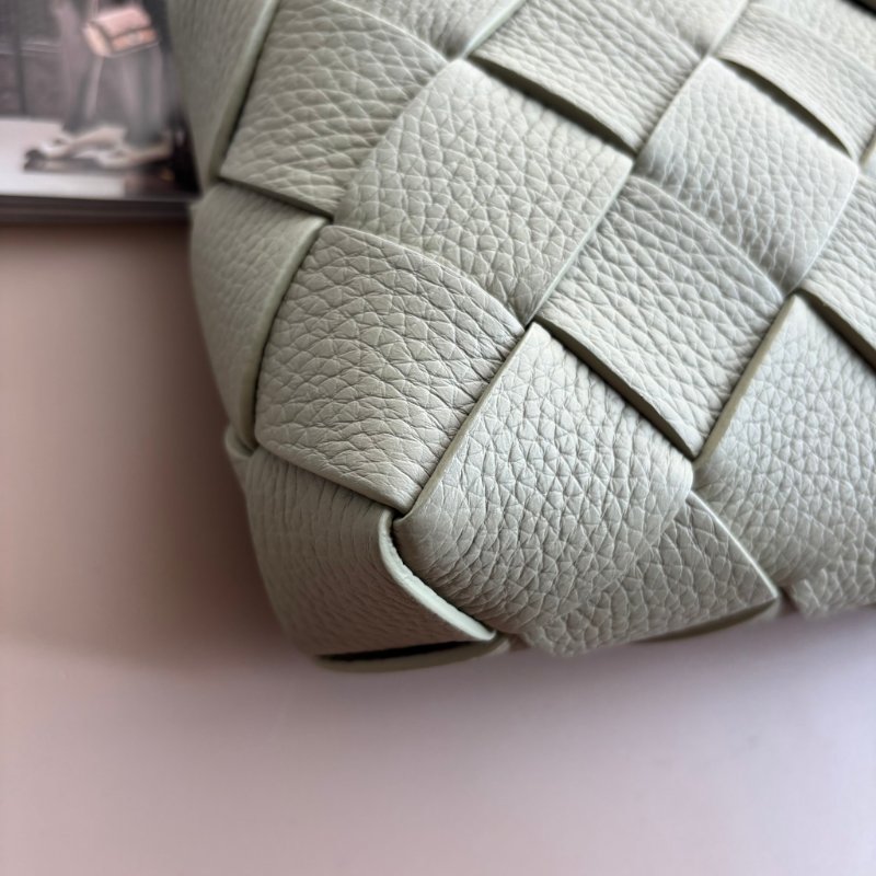 ::Bottega Veneta:: Diago 新款灰綠洞石色 編織斜背包-8