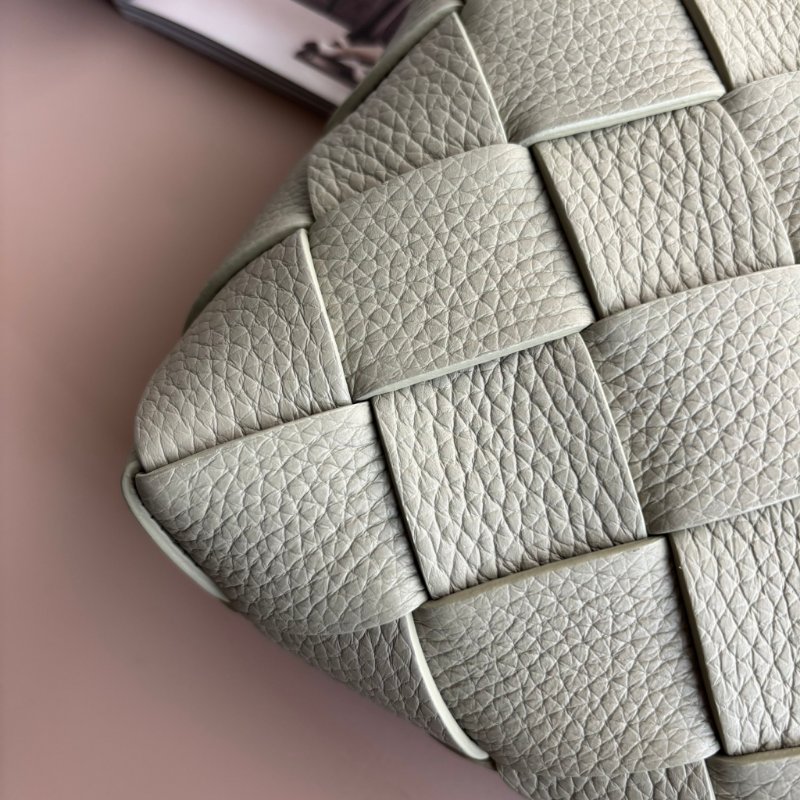 ::Bottega Veneta:: Diago 新款灰綠洞石色 編織斜背包-11