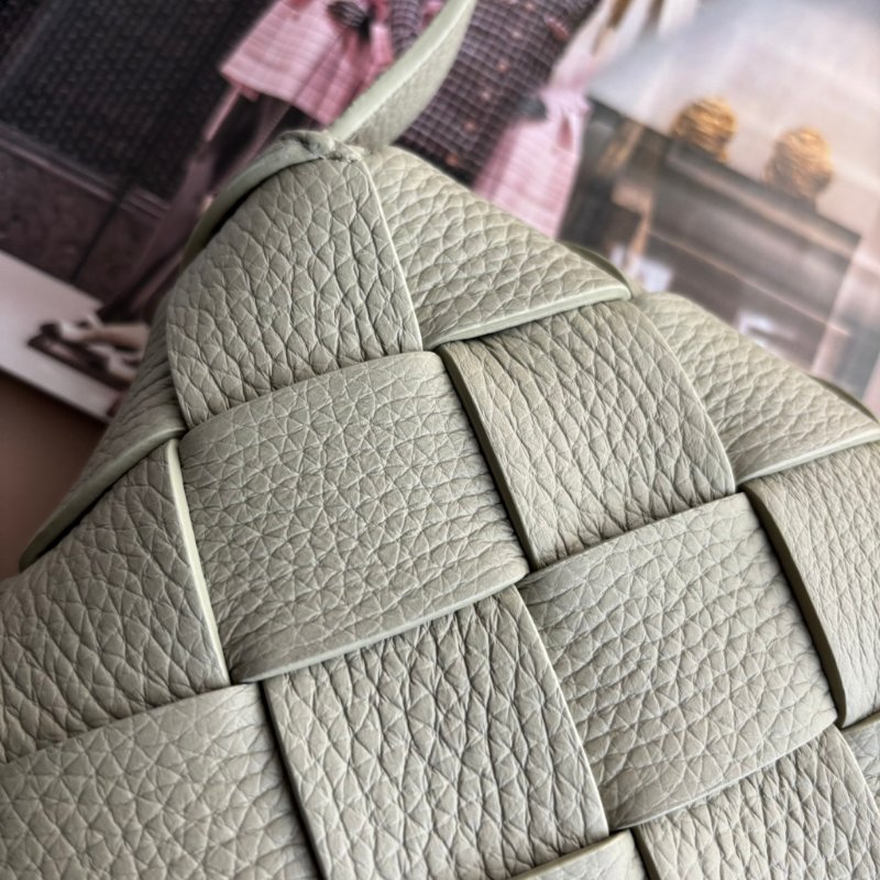 ::Bottega Veneta:: Diago 新款灰綠洞石色 編織斜背包-13