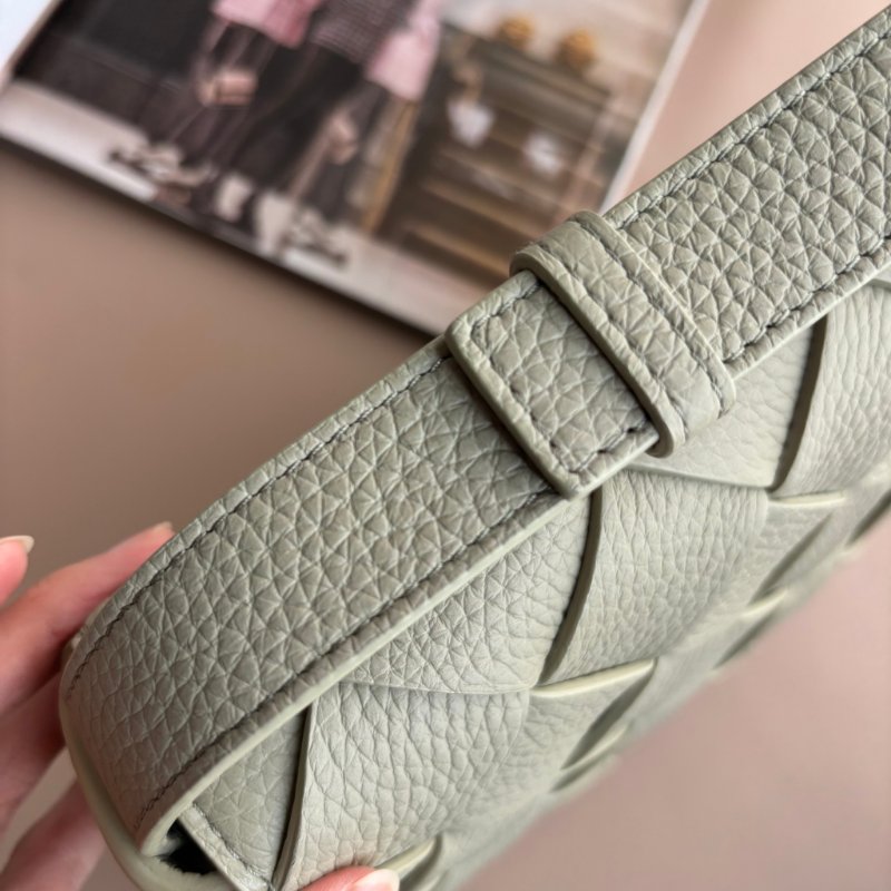 ::Bottega Veneta:: Diago 新款灰綠洞石色 編織斜背包-15