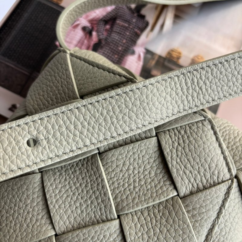 ::Bottega Veneta:: Diago 新款灰綠洞石色 編織斜背包-17