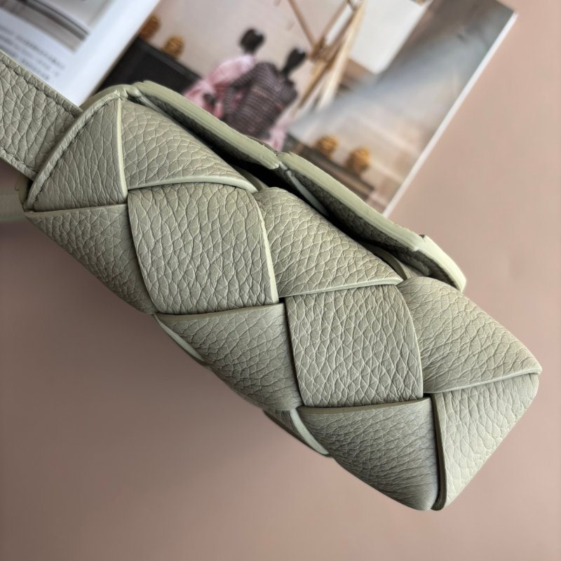 ::Bottega Veneta:: Diago 新款灰綠洞石色 編織斜背包-19