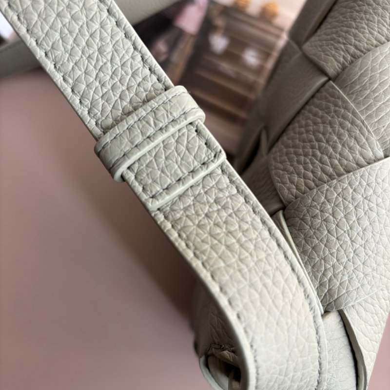 ::Bottega Veneta:: Diago 新款灰綠洞石色 編織斜背包-20
