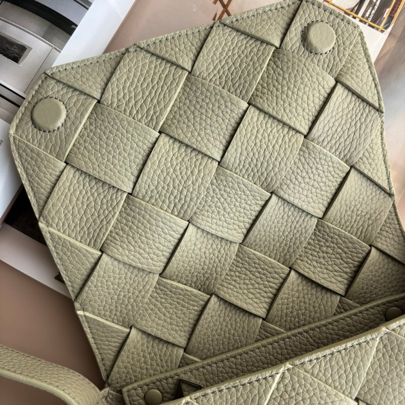 ::Bottega Veneta:: Diago 新款灰綠洞石色 編織斜背包-22