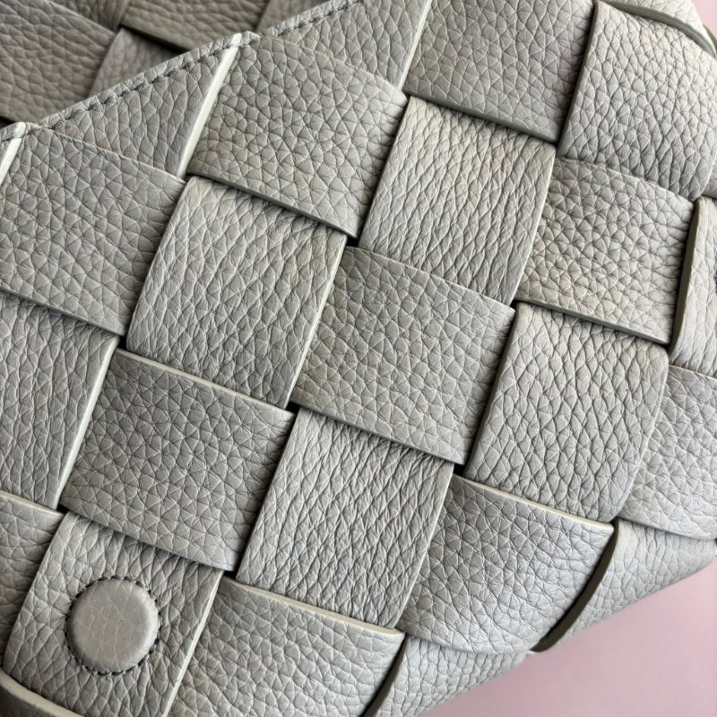 ::Bottega Veneta:: Diago 新款灰綠洞石色 編織斜背包-25