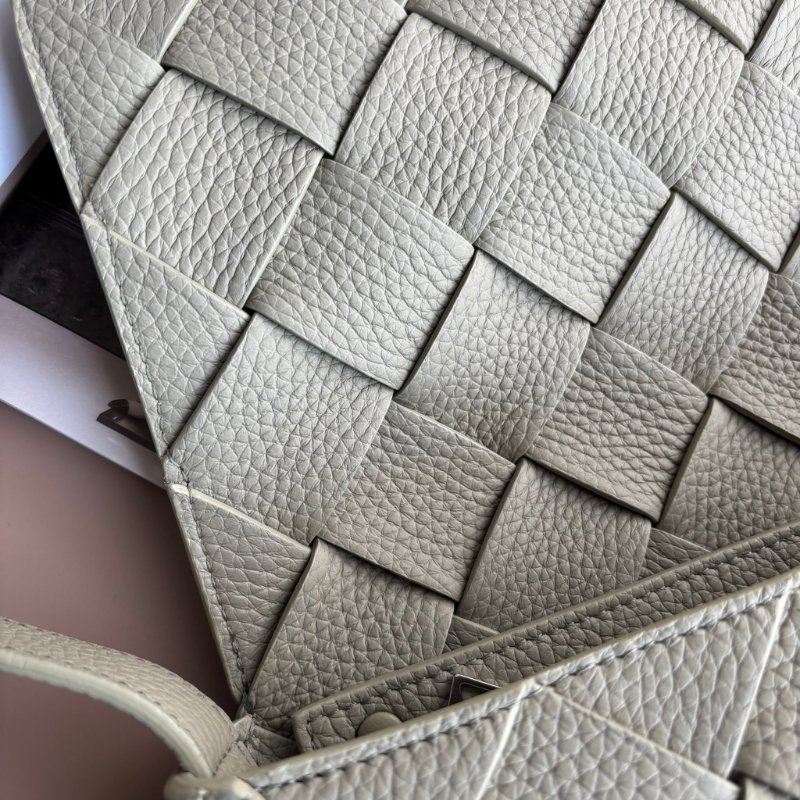 ::Bottega Veneta:: Diago 新款灰綠洞石色 編織斜背包-26