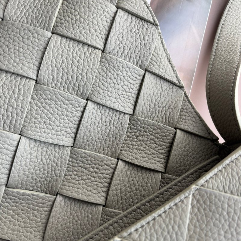 ::Bottega Veneta:: Diago 新款灰綠洞石色 編織斜背包-27