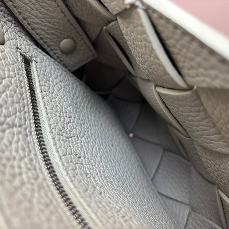 ::Bottega Veneta:: Diago 新款灰綠洞石色 編織斜背包-30