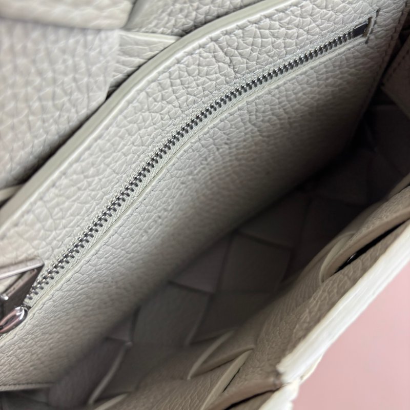 ::Bottega Veneta:: Diago 新款灰綠洞石色 編織斜背包-35