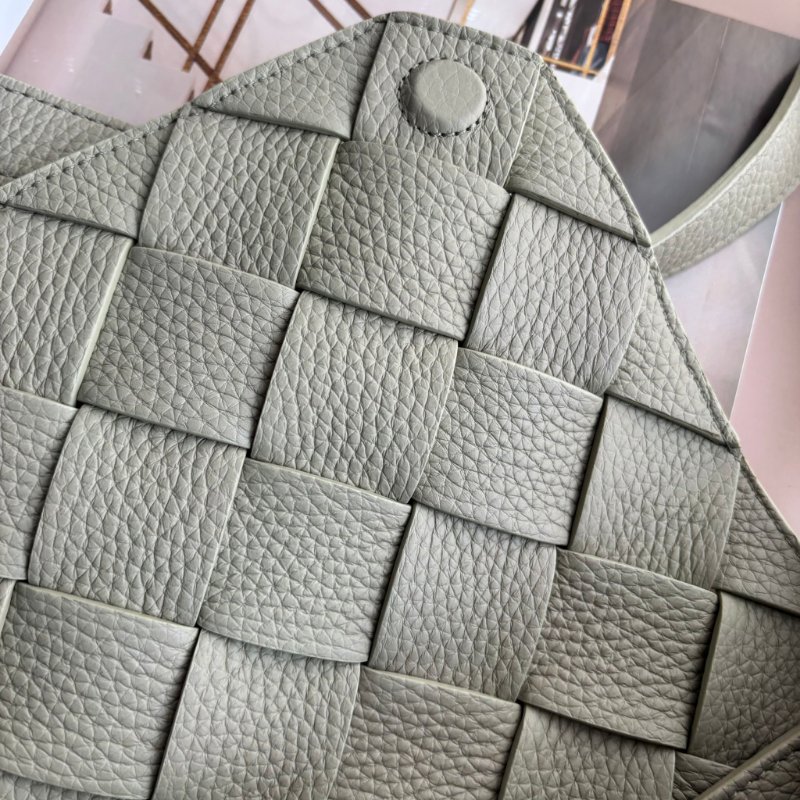 ::Bottega Veneta:: Diago 新款灰綠洞石色 編織斜背包-36