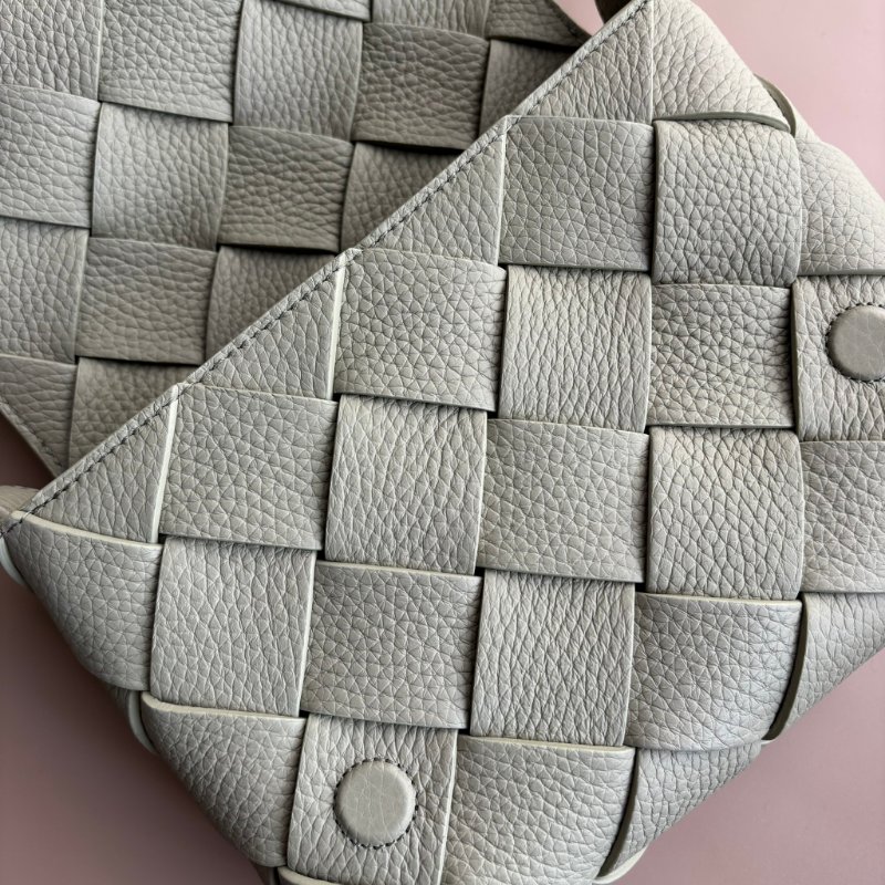 ::Bottega Veneta:: Diago 新款灰綠洞石色 編織斜背包-37