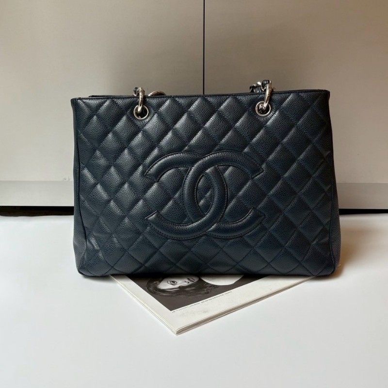 Chanel 銀鍊深藍荔枝皮購物包 GST-0