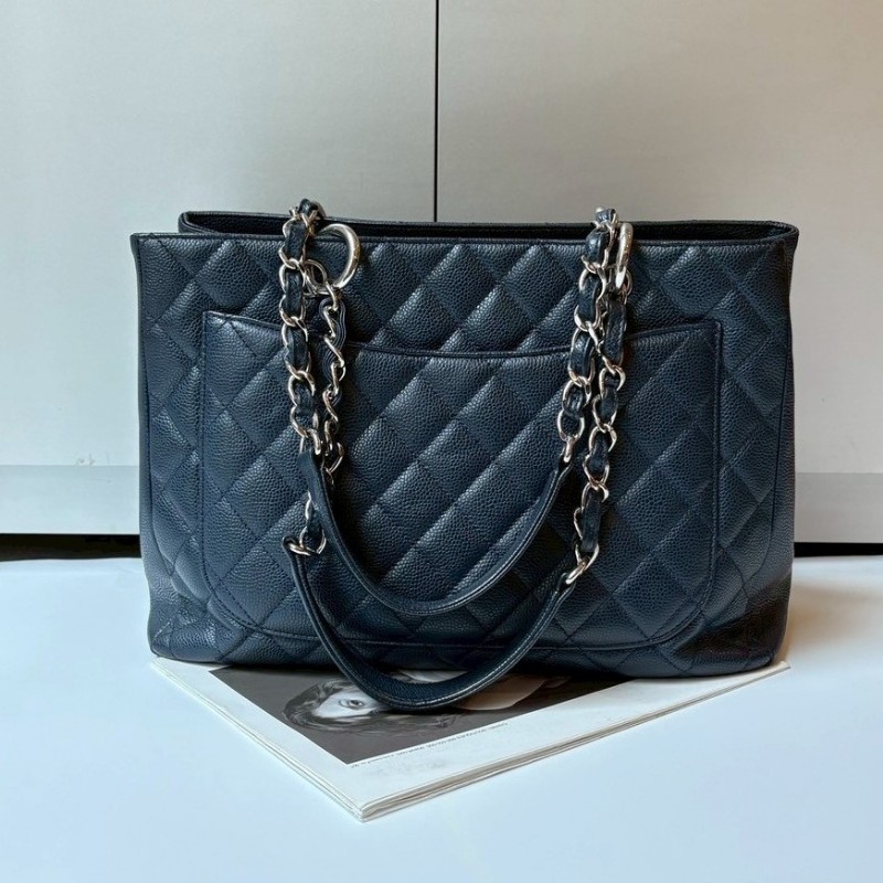 Chanel 銀鍊深藍荔枝皮購物包 GST-1