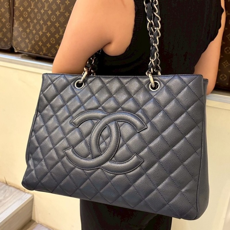 Chanel 銀鍊深藍荔枝皮購物包 GST-2