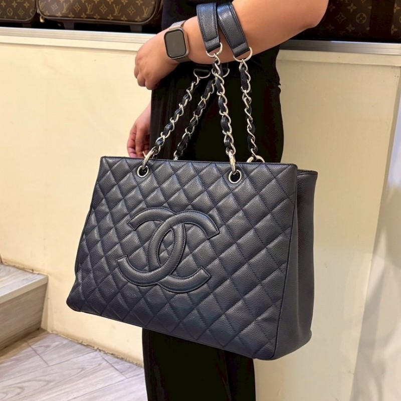 Chanel 銀鍊深藍荔枝皮購物包 GST-3