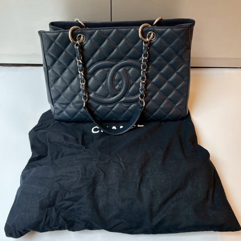 Chanel 銀鍊深藍荔枝皮購物包 GST-4