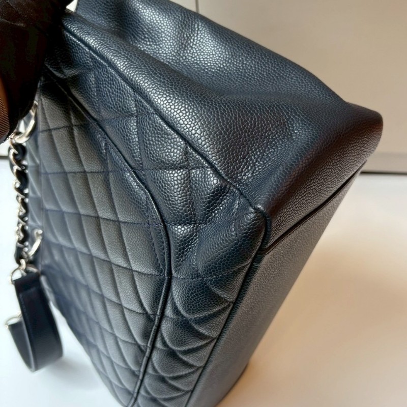 Chanel 銀鍊深藍荔枝皮購物包 GST-7