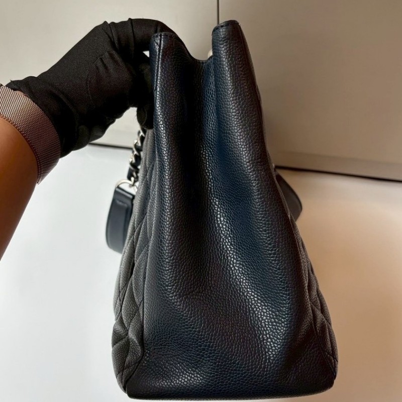 Chanel 銀鍊深藍荔枝皮購物包 GST-9