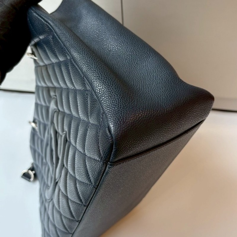 Chanel 銀鍊深藍荔枝皮購物包 GST-10